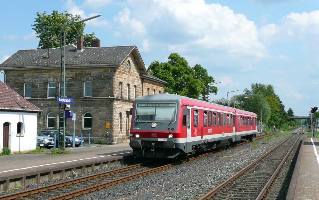 628 111 fuhr am 11.5.11 als RB von Neuenmarkt-Wirsberg nach Lichtenfels. Beim kurzen Halt in Burgkunstadt wurde er vor dem Empfangsgebude abgelichtet.