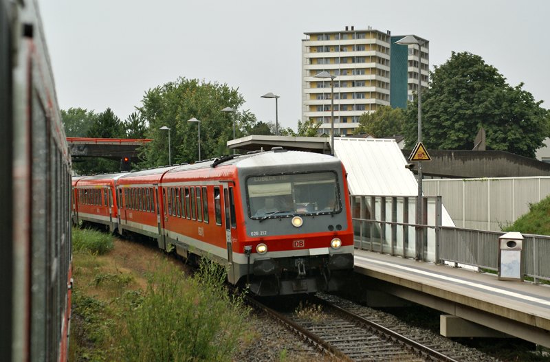 628 212 und ein weiterer 628 kreuzen am 24.07.2009 in Raisdorf als RE nach Lbeck Hbf einen RE nach Kiel Hbf.