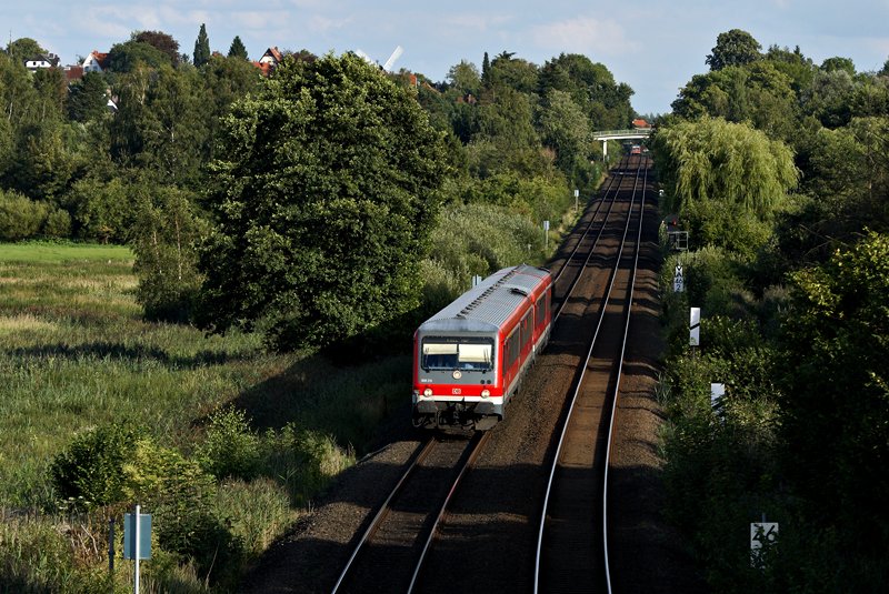 628 213 und ein unbekannt gebliebener 628 als RE nach Kiel Hbf am 14.08.2009 bei Eutin.