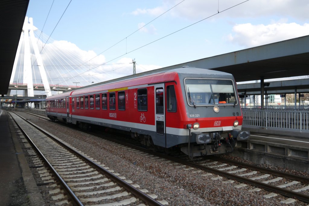 628 221 f�hrt mit Steuerwagen voraus aus dem Ludwigshafener Hbf. (20.02.12)