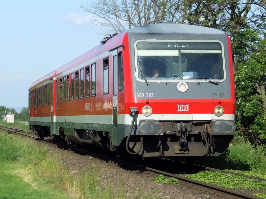 628 222 auf dem Weg von Frankenthal (Pfalz) in Richtung Ramsen passiert am 23.05.2010 die ersten H�user des Ortes  Flomersheim  kurz vor dessen Haltepunkt mit guten 80 km/h.