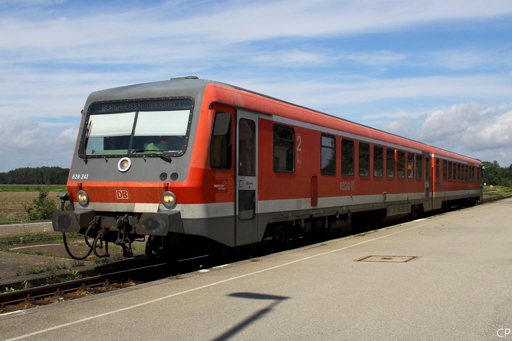 628 241 hat uns weiter nach T��ling gebracht und wird den Bahnhof gleich Richtung Burghausen verlassen. (24.8.2010)