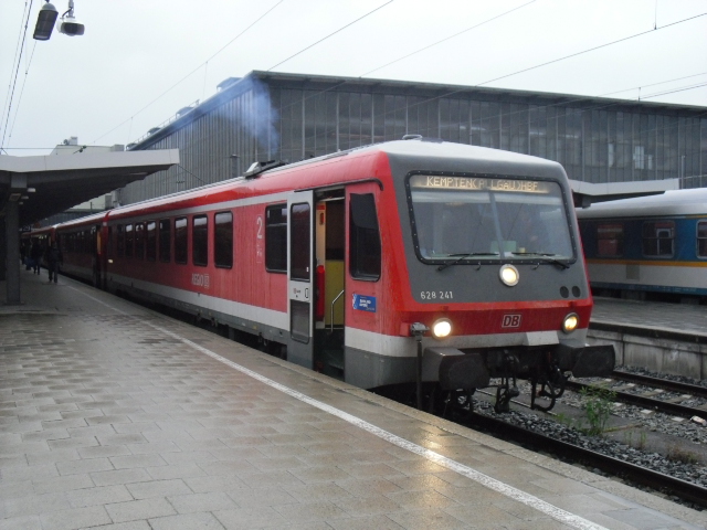 628 241 steht zusammen mit 628 239 als RE nach Kempten HBF abfahrbereit in Mnchen HBF. 