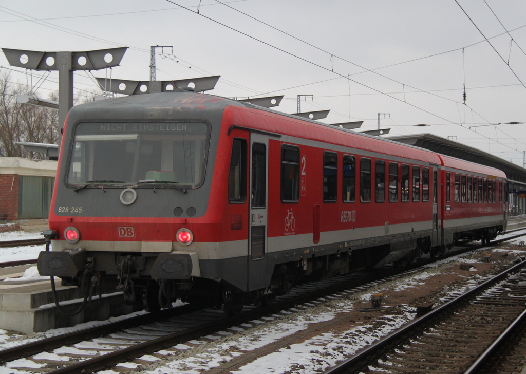 628 245-2 stand als Leerzug von Lbeck/Gstrow kurz nach der Ankunft im Rostocker Hbf.23.02.2013 