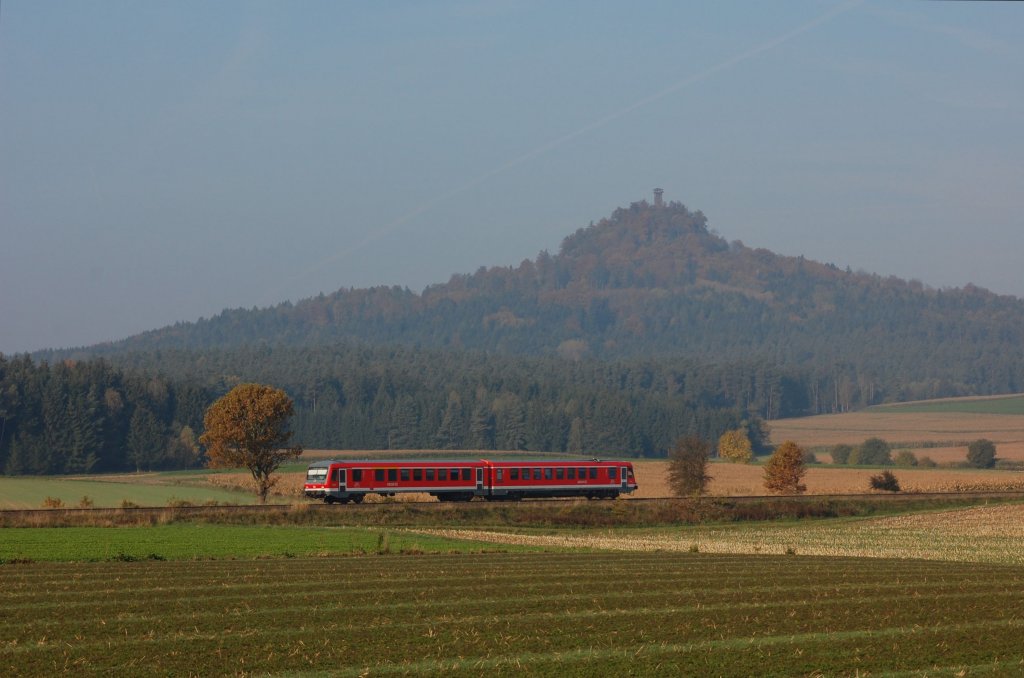 628 245 als RB 32021 am 14.10.2010 bei Unterbruck. Im Hintergrund ist der Rauhe Kulm zu sehen.