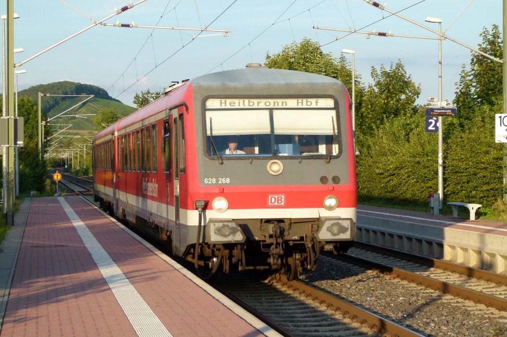628 268 fhrt gerade durch den hp Ellhofen dem nchsten Halt Weinsberg entggen. Das Bild entstand am Abend frhen Abend des 15.8.2011.