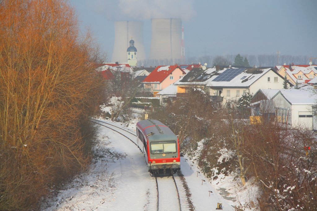 628 286 als RB 38471 von Germersheim nach Bruchsal.Mitte Dezember soll die Strecke vollstndig elektrifiziert werden und die 425 die derzeit verkehrenen Dieseltriebzge(612,628) ablsen.Aufgenommen am 02.01.11 bei leichtem Morgennebel vor der Kulisse des AKW Philippsburg(Baden).