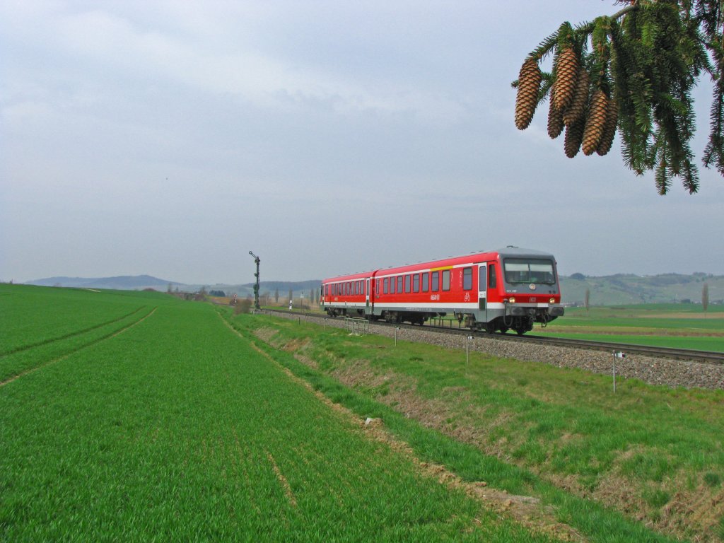 628 287 als RB 31243 (Erzingen(Baden)-Schaffhausen) unterwegs im Klettgau zwischen Unterneuhaus und Neunkirch am 8.April 2010.