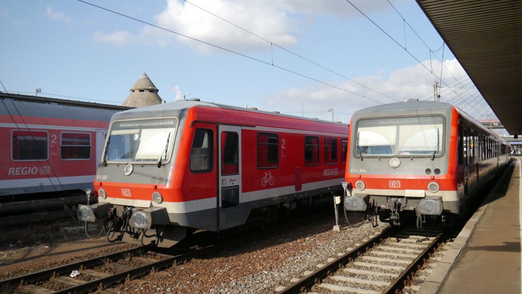 628 304 steht am Bahnsteig, w�hrend 628 222 ins Betriebswerk Ludwigshafen rollt. (Ludwigshafen Hbf, 20.02.12)