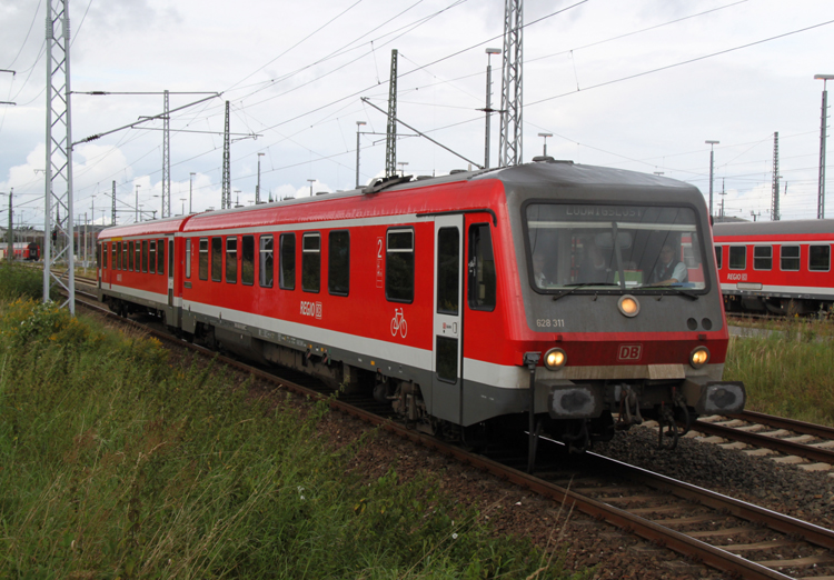 628 311-3 als RE 4324 von Rostock Hbf nach Ludwigslust bei der Ausfahrt im Rostocker Hbf.30.08.2011