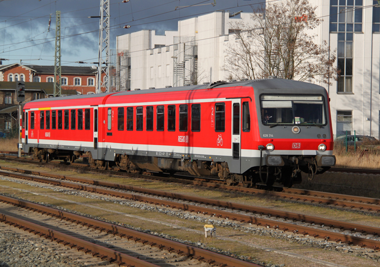 628 314-6 als S3 von Rostock Hbf nach Rostock-Seehafen/Nord bei der Ausfahrt im Rostocker Hbf.04.01.2012 