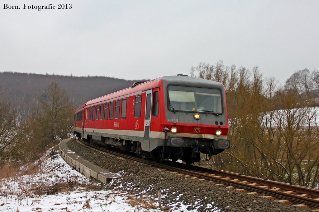 628 316 als RE 23005 Richtung Korbach Sd kurz vor dem Haltepunkt Ehringen. 23.03.2013