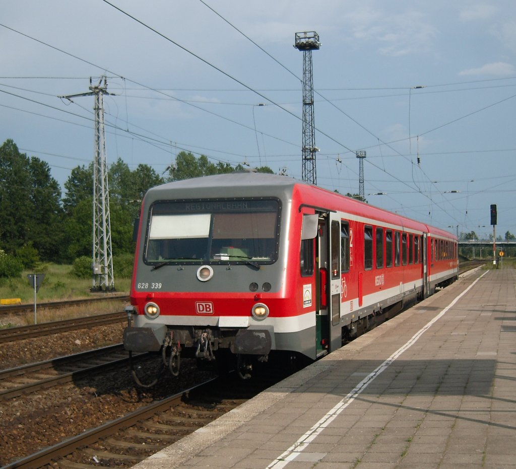 628 339 verkehrt seit einigen Tagen auf der S3 von Rostock Hbf nach Hinrichsdorfer Stra�e (Ersatzverkehr ab dort zum Seehafen-Nord). Der Innenraum verr�t die Herkunft Ulm: braune Sitze, �bersichtskarte von Baden-W�rttemberg und Hinweise auf Radexpress in der Bodensee-Region 06.06.2011 am Hp Dierkow