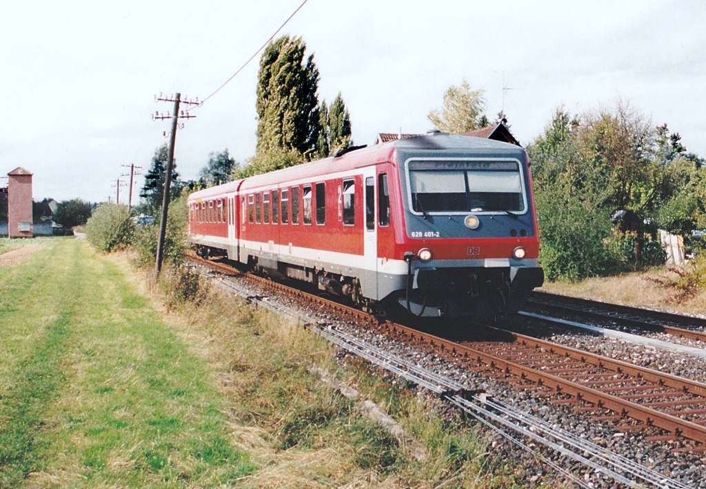 628 401 verlsst am 2.10.99 den Bahnhof Langlau mit dem Ziel Pleinfeld. Das Empfangsgebude liegt hinter dem Zug. (Blick nach Westen)