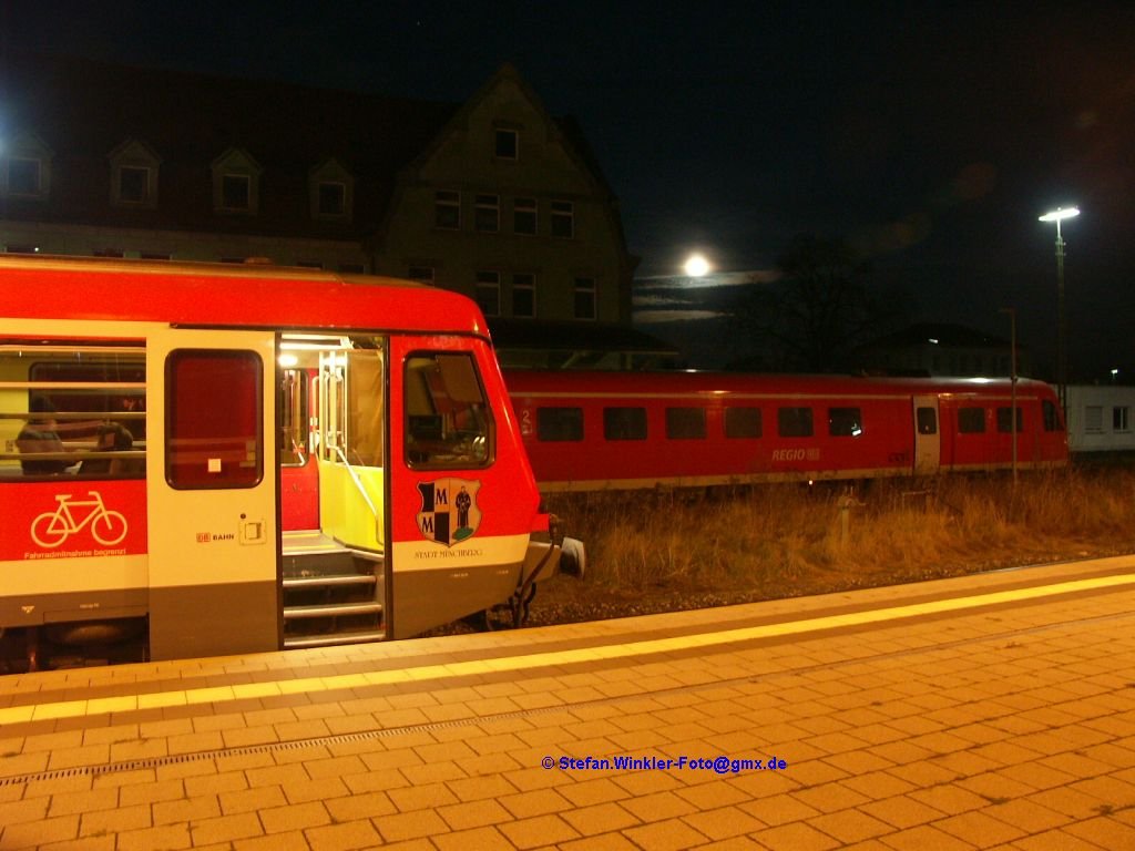 628 402  Stadt M�nchberg  ist am Abend des 2.12.2009 im Einsatz von Hof nach Selb Stadt. Hier vor der Abfahrt in Hof Hbf am Stutzengleis. Dahinter auf einem der Gleise vor dem ehem. Postgeb�ude ein 612er. �ber allem der Vollmond von der l�ngsten Vollmondnacht in 2009....Aufnahmezeitpunkt ca 17.30 Uhr