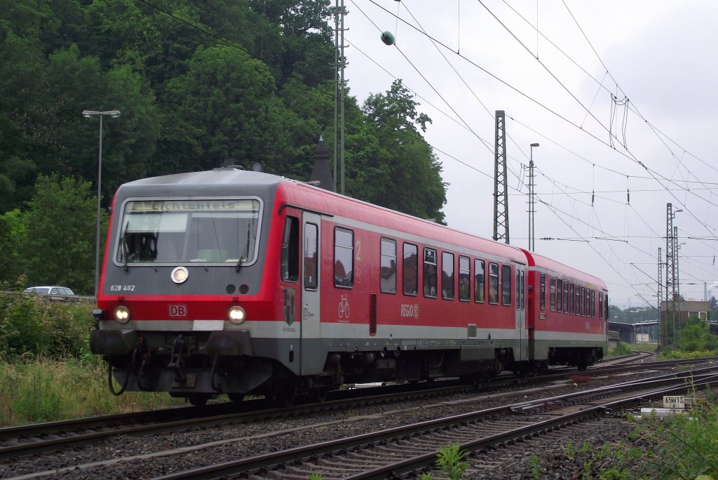628 402  Stadt Mnchberg  verlsst am 11. Juni 2011 als RB nach Lichtenfels den Bahnhof Coburg.