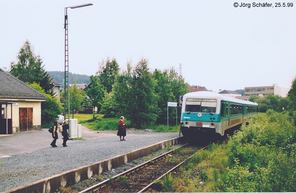628 410 fuhr in der damals aktuellen Farbgebung als RB 8917 in Schnwald ein. Nach der „Streckenmodernisierung“ lag dort am 25.5.99 nur noch das durchgehende Hauptgleis.