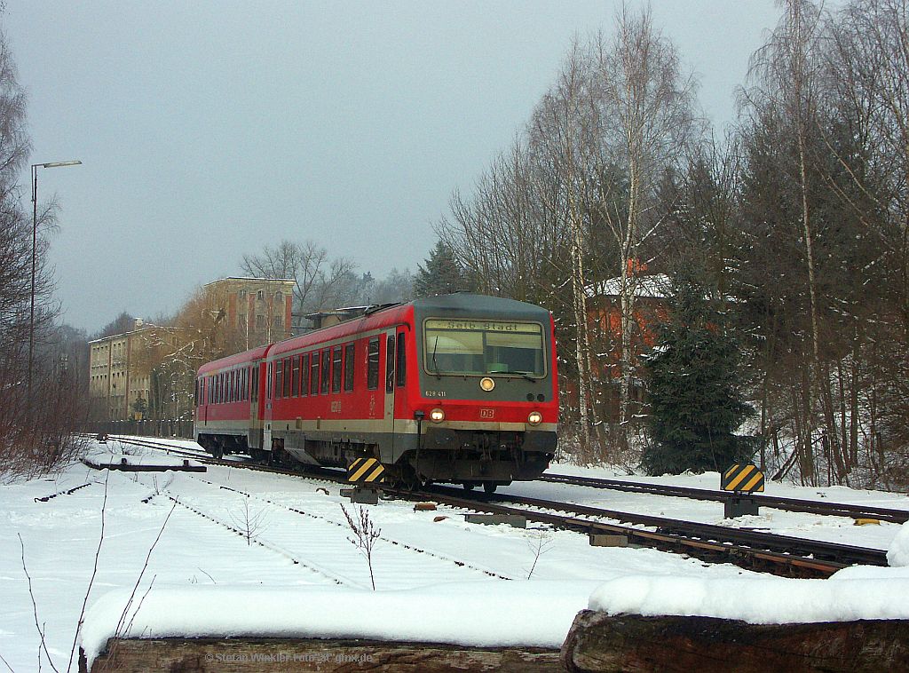 628 411 wurde hier in seinem letzten Einsatzwinter in Oberfranken fotografiert. Er fährt am 01.Februar 2011 nach Oberkotzau ein und wird gleich auf die Strecke nach Selb Stadt abbiegen, wie die Zugzielanzeige verrät.