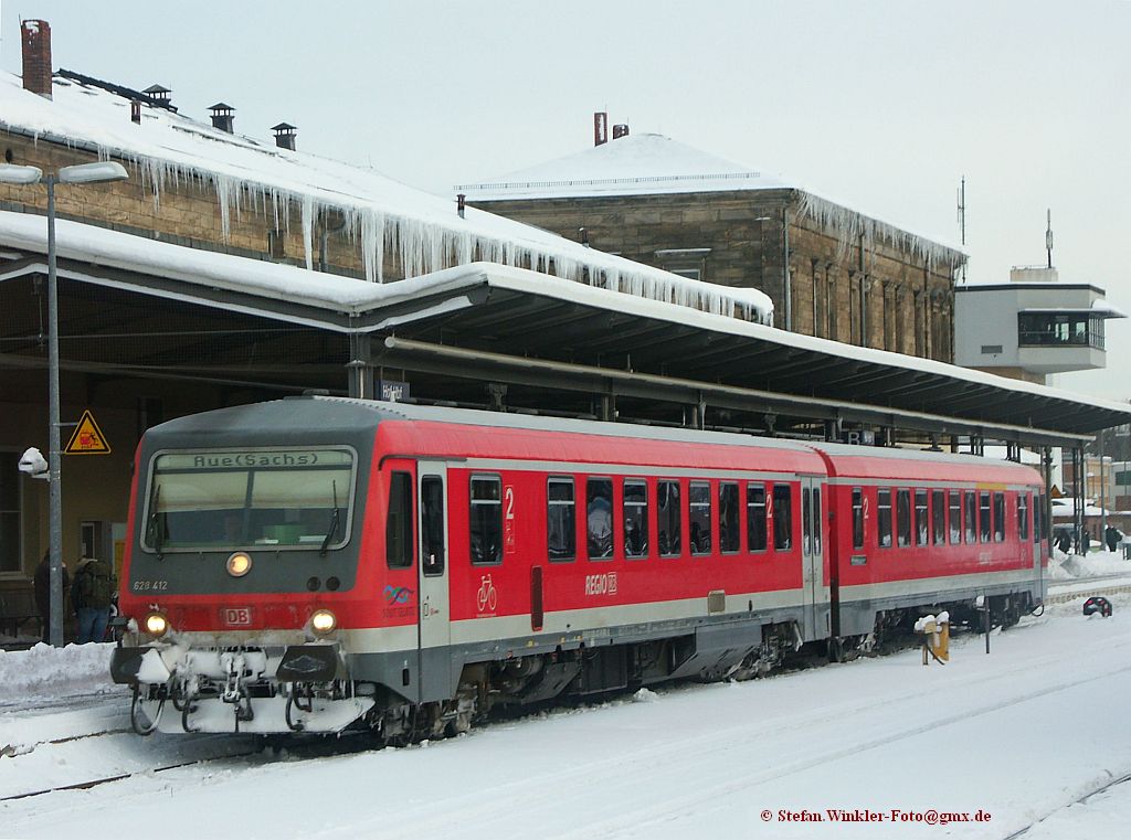 628 412  Stadt Selbitz  konnte am 10. Dezember iln Hof Hbf mit interessantem Zugziel  Aue/Sachs.  gesehen werden.  Das wird oft bei Bereitstellungsfahrten so gemacht und es gibt die tollsten Anzeigen von Zielen weit weg... Hier Durchfahrt an Hausbahnsteig und dar�ber die Eish�lle vom EG. Kurze Zeit sp�ter stand der Tw abfahrbereit Richtung M�nchberg an anderem Gleis...