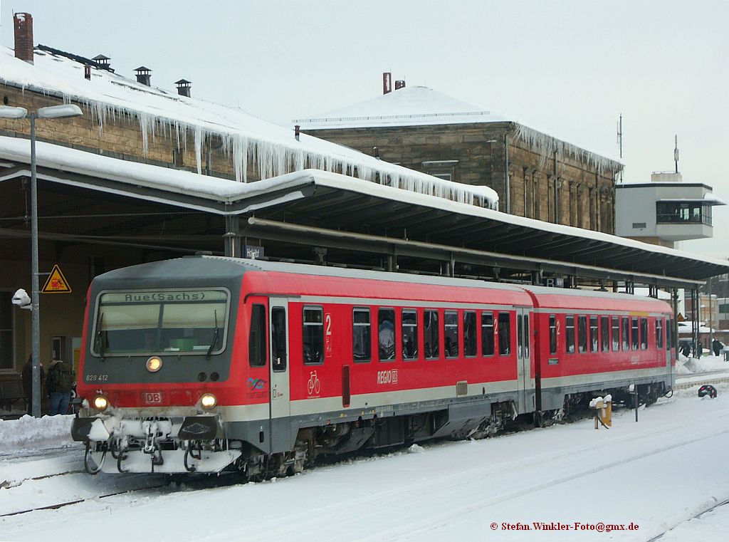 628 412  Stadt Selbitz  konnte am 10. Dezember iln Hof Hbf mit interessantem Zugziel  Aue/Sachs.  gesehen werden.  Das wird oft bei Bereitstellungsfahrten so gemacht und es gibt die tollsten Anzeigen von Zielen weit weg... Hier Durchfahrt an Hausbahnsteig und darber die Eishlle vom EG. Kurze Zeit spter stand der Tw abfahrbereit Richtung Mnchberg an anderem Gleis...