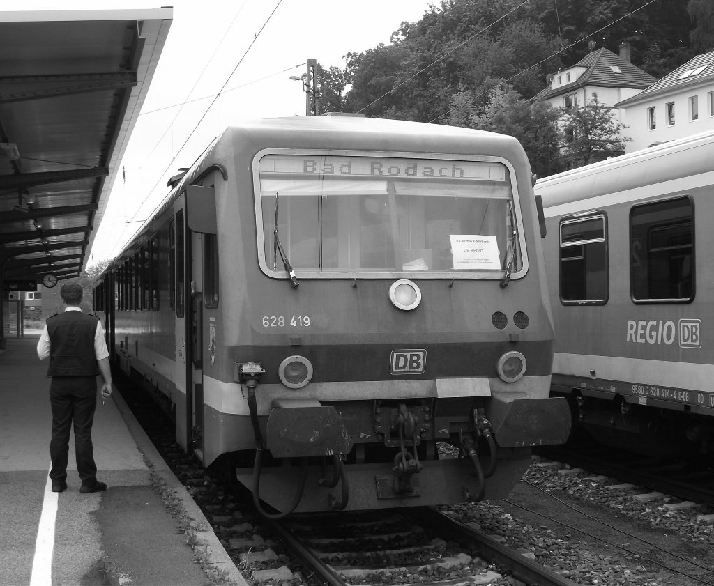 628 419  Thermalbadexpress  steht am 11. Juni 2011 als eine der letzten DB-Regionalbahnen nach Bad Rodach auf Gleis 5 im Bahnhof Coburg. Der Tf wartet gerade auf die letzten Fahrgste.