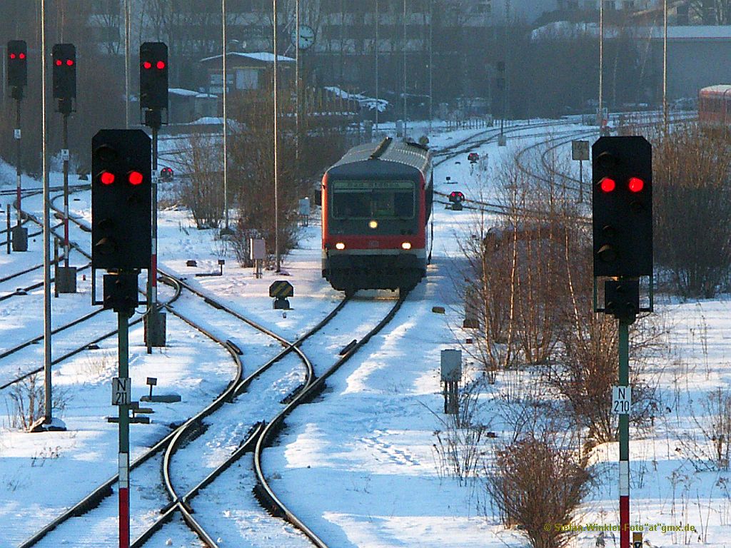 628 419 wartet hier in Hof Hbf die Vorbeifahrt eines aus Bad Steben kommenden 628er Kollegen ab, die Weichen vorne sind schon gestellt. Der andere 628 wird ganz links herum von hinten kommend vorbeifahren und danach wird der 419 sich an denselben Bahnsteiggleis dahinter einreihen und von dort nach Bad Steben starten. Interessant war danach zu sehen, wie der andere 628 quasi parallel mit einem Sprinter der VGB, der auf dem  falschen  Gleis aus Sachsen kam, herein in den Bahnhof fuhr. Der eine wie gesagt links um den wartenden 419, der andere weiter rechts vorbei. Dann befand sich noch ein VGB Desiro und 2 blaue Press 203er in dem n�rdlichen Bahnhofskopf von Hof Hbf. Aufnahme vom 31.01.2011.
