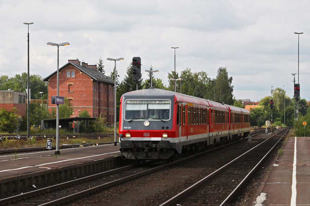 628 420 und ein weiterer 628 waren am 01.08.2011 als RE 3697 als 612 Ersatz zwischen Hof und Regensburg unterwegs. Aufgenommen bei der Einfahrt in Weiden.