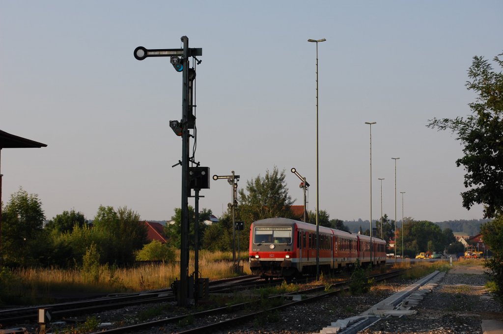 628 421 und ein weiterer fahren am 22.07.2010 als RB 32047 aus dem Bahnhof Vilseck aus. In der Nacht zum 01. August 2010 wird das ESTW in Betrieb genommen und die Formsignale abgebaut.