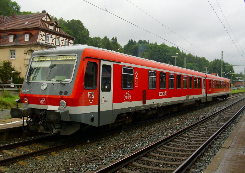 628 421  Stadt Straubing  erreicht am 17. August 2010 als RB aus Lichtenfels den Endbahnhof Kronach auf Gleis 4 und wird in Krze in die Abstellung rangieren.