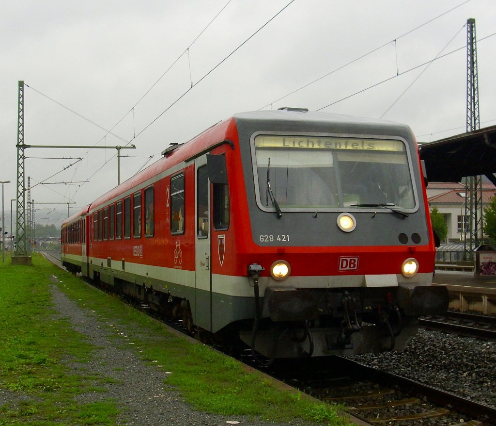 628 421  Stadt Straubing  wartet am 17. August 2010 auf Gleis 4 in Kronach auf Fahrgste nach Lichtenfels.