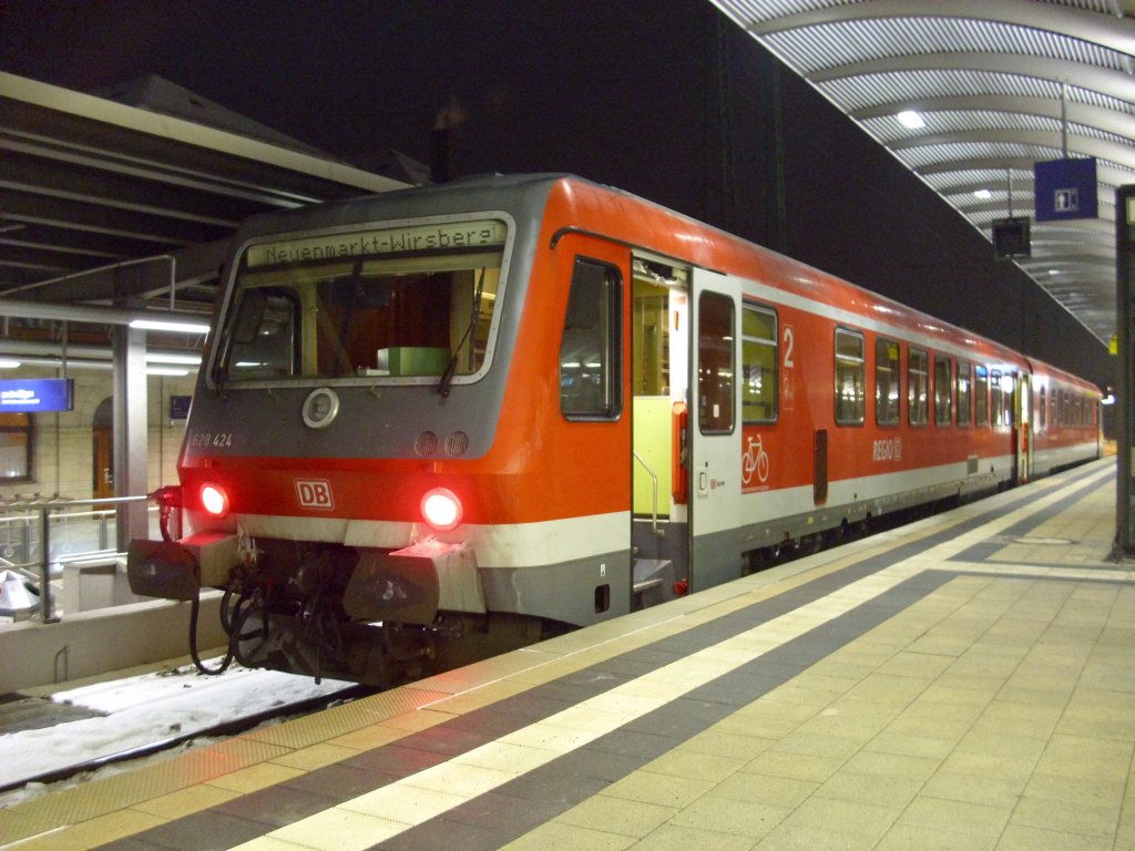 628 424 steht am 7. Dezember 2010 als Regionalbahn von Kronach nach Neuenmarkt-Wirsberg auf Gleis 1 in Lichtenfels.