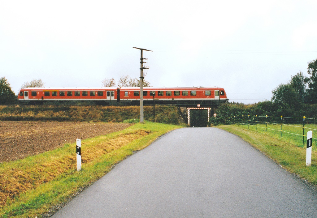 628 426 als Regionalbahn nach Hof etwa 2 km sdstlich von Rehau auf der Brcke ber die Strae nach Fohrenreuth. (Blick nach Westen am 30.8.04) 