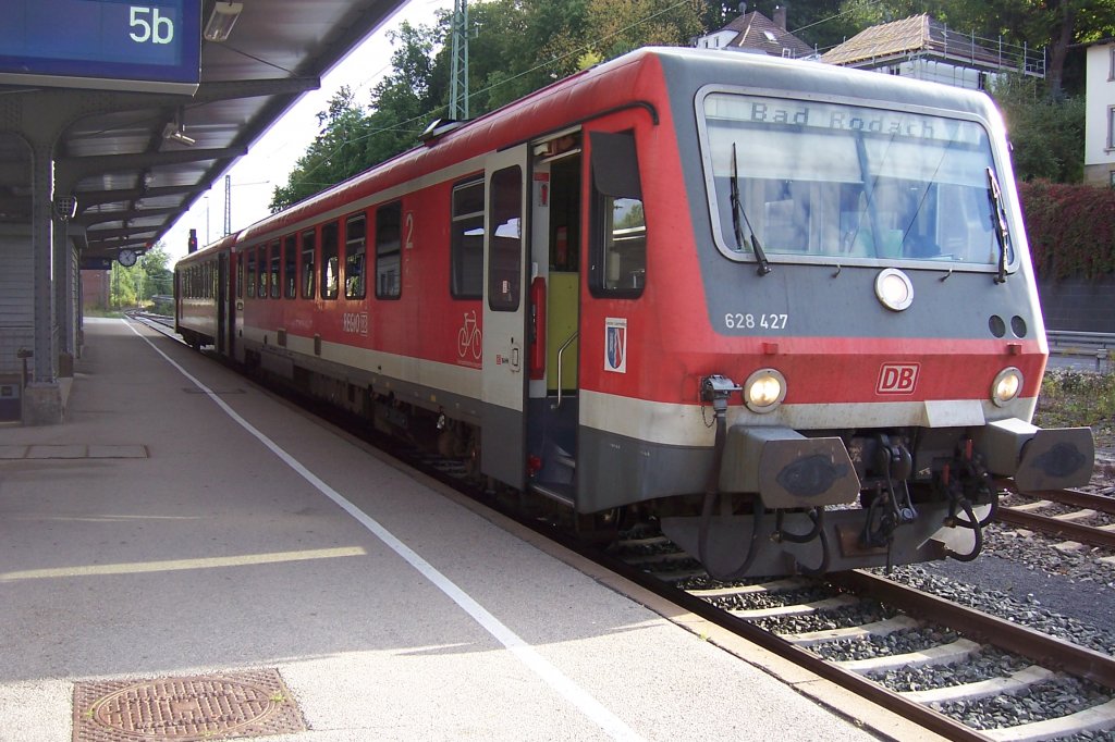 628 427-6 wartet am 18.09.10 im Bahnhof Coburg auf die Abfahrt nach Bad Rodach.