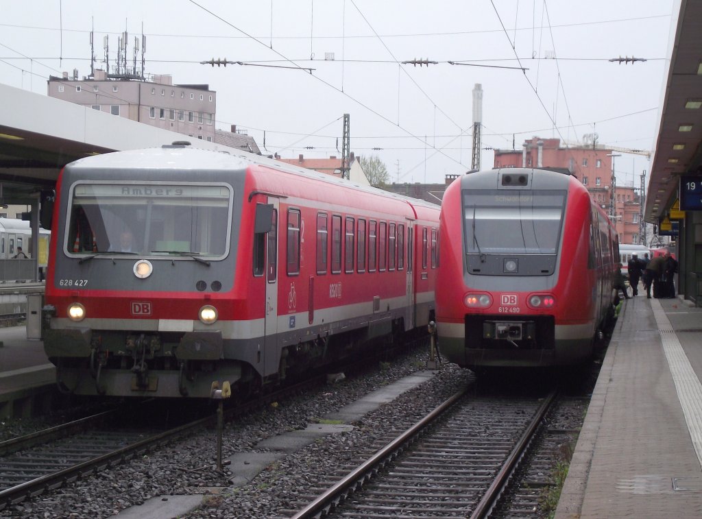 628 427 und 612 490 stehen am 11. April 2011 als RB nach Amberg bzw. als RE nach Schwandorf im Nrnberger Hbf.