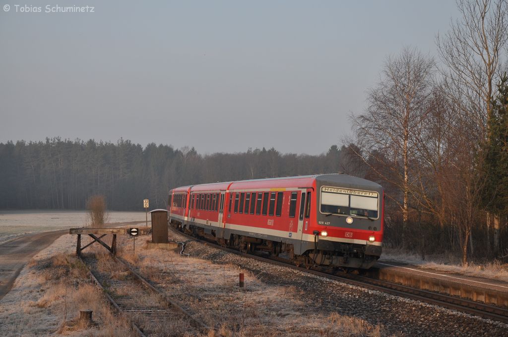 628 427 und ein weiterer als RB59777 von Vilseck nach Weiden am 16.03.2012 am Haltepunkt Thans