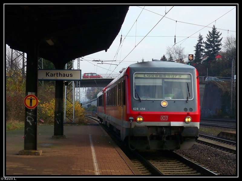 628 456 kommt gerade als RE 5216 nach Luxembourg im Bahnhof Karthaus an. Aufgenommen 21.11.2009