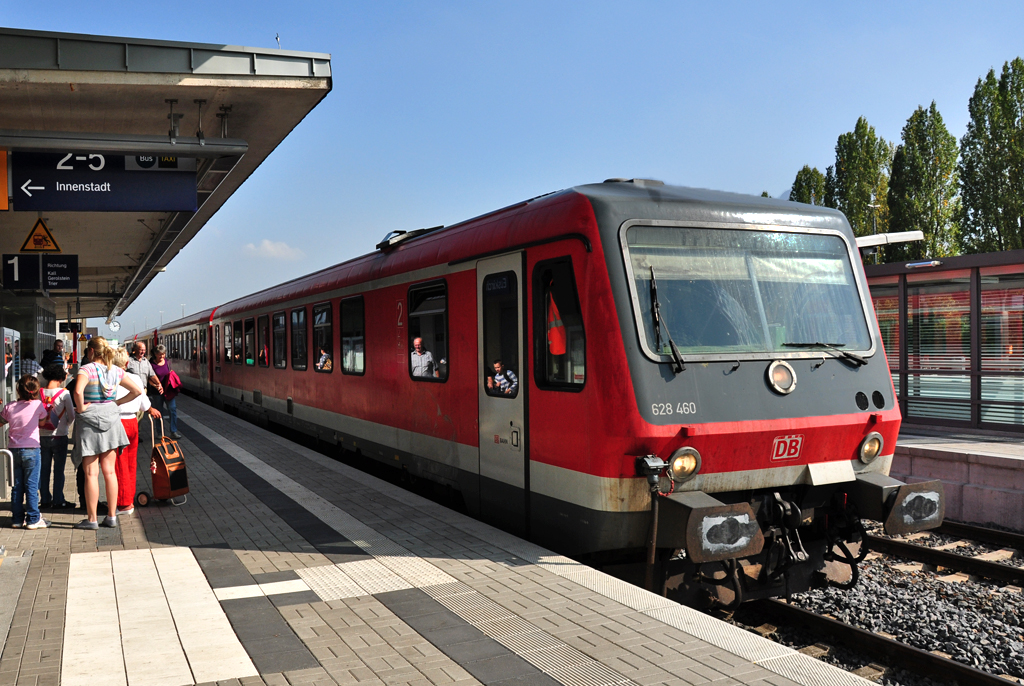 628 460 RB nach Trier im Bf Euskirchen. Die Spiegelbilder in den Zugfenster sind brillanter als die  Originale  am Bahnsteig. 27.09.2011