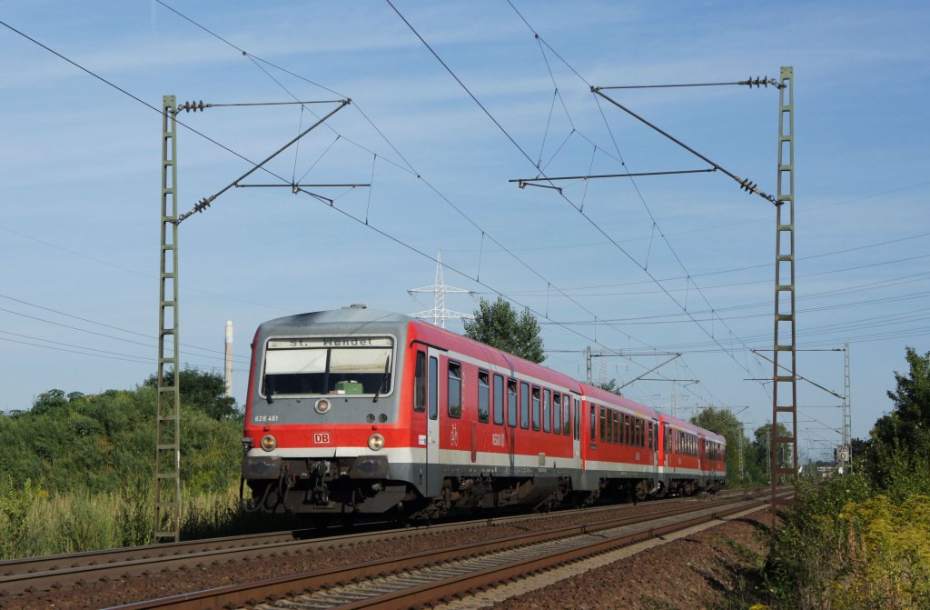 628 461 sowie ein weiterer 628er als RB 13634 von Mainz Hbf nach St. Wendel, aufgenommen im September 2012 bei Mainz.