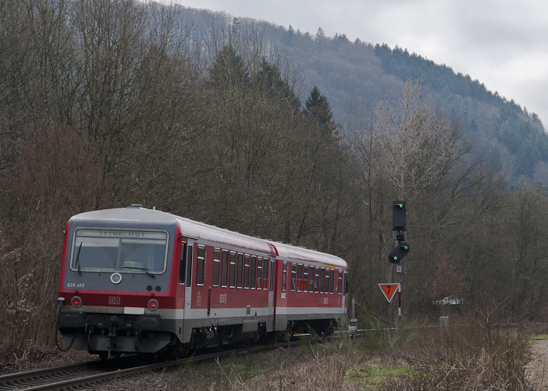 628 463 als RB 37894 (Gerolstein - Trier Hbf) am 5. April 2010 beim Esig St. Thomas.