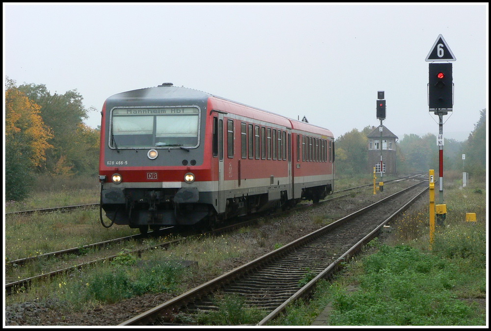 628 466 erreicht als Regionalbahn von Bingen nach Mannheim gerade den Bahnhof von Monsheim an der KBS 662. Die Aufnahme entstand am 03.10.2007