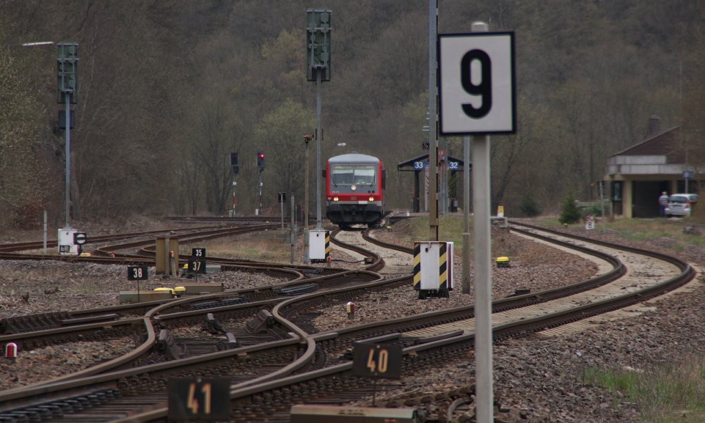 628 472 hat gerade einen Halt in Heimbach/Nahe eingelegt. Die Regionalbahn wurde in Mainz auf die Reise geschickt und ihr Ziel wird Trkismhle im Saarland sein.
KBS 680 - Bahnstrecke 3511 Bingen - Saarbrcken
18.04.2013