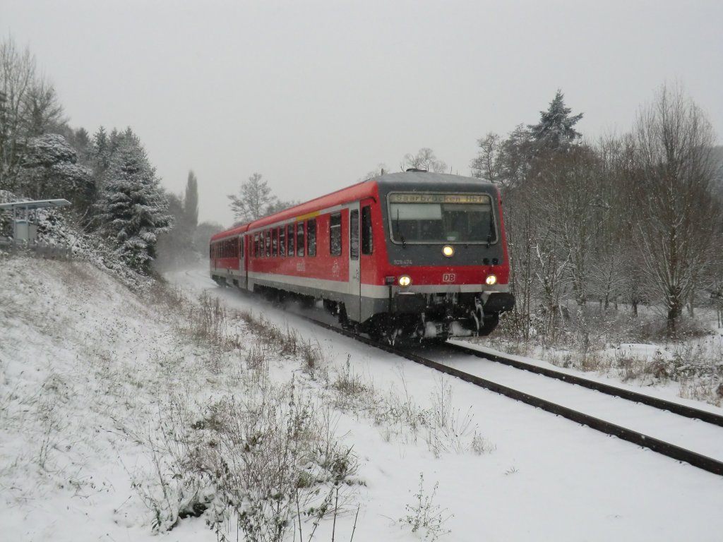 628-474 fhrt am 29.11.10 als RB 23174 Lebach-Jabach - Saarbrcken Hbf bei Eppelborn durch die verschneite Landschaft.
 