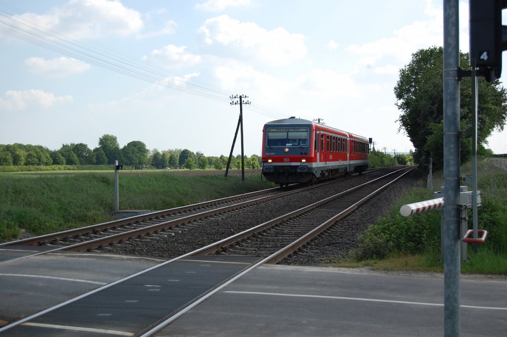 628 496-1 von Grevenbroich kommend in Richtung Neuss auf der Erftbahn unterwegs. N�chster halt ist Holzheim. Foto vom 23.5.2010