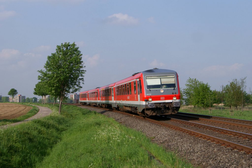 628 501 und ein weiterer 628 als RB 38 nach Kln-Deutz zwischen Holzheim (b. Neuss) und Kapellen-Wevelinghoven am 07.05.2012