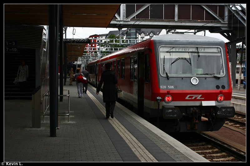 628 506 der CFL steht als RE 5223 zur Abfahrt nach Trier Hbf bereit. Aufgenommen am 21.06.2011.