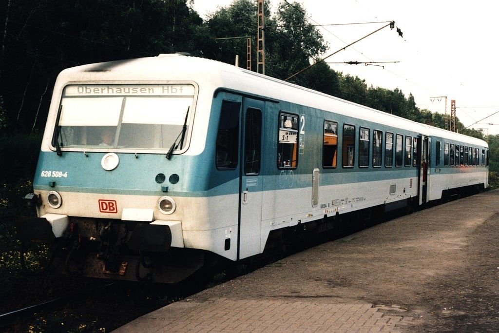 628 508-4/928 508-1 mit RB 7372 Bottrop-Oberhausen auf Bottrop Hauptbahnhof am 17-10-1995. Bild und scan: Date Jan de Vries. 