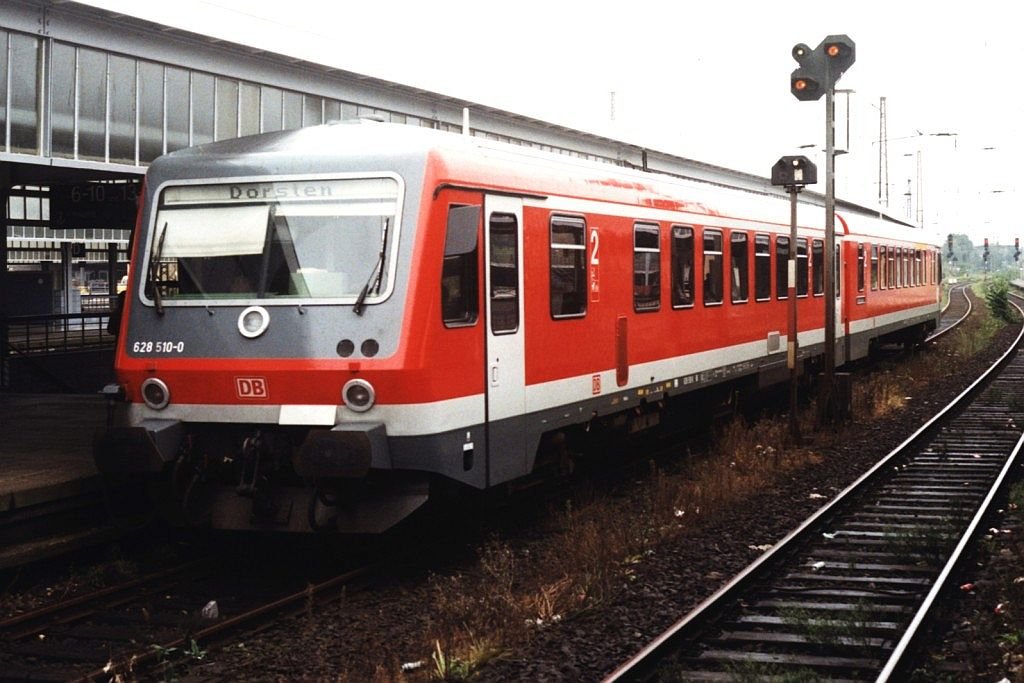 628 510-0/928 510-7 mit RB 72449 Oberhausen-Dorsten auf Oberhausen Hauptbahnhof am 14-8-1999. Bild und scan: Date Jan de Vries. 