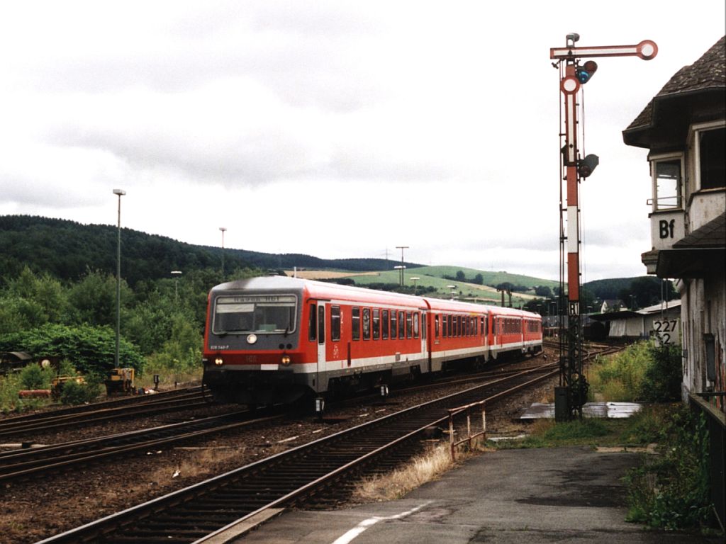 628 540-7/928 540-4 und 928 515-6/628 515-9 mit RE 12102 (RE 17 Sauerland-Express) zwischen Kassel Wilhelmshhe und Hagen auf Bahnhof Bestwig am 14-7-2001. Bild und scan: Date Jan de Vries.