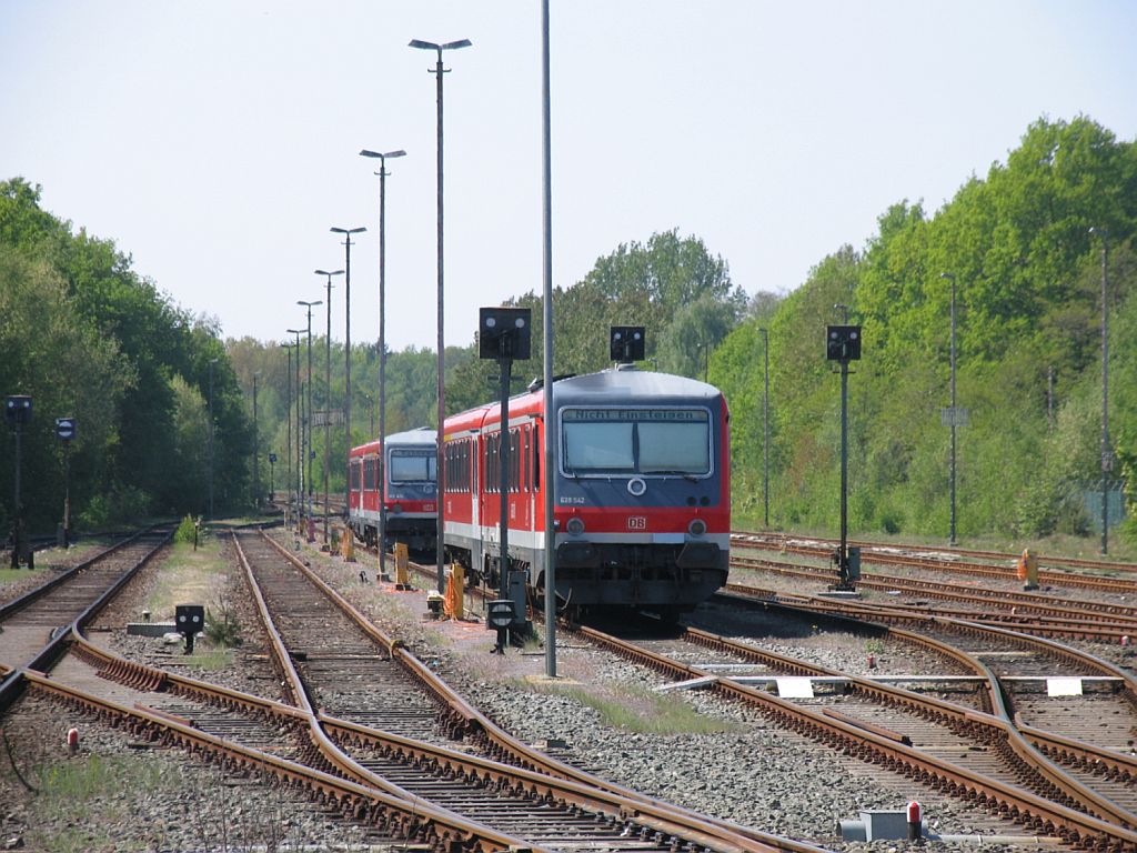 628 542/928 542 und eine Schwestermaschine auf das Verschiebenegel�nde von Bahnhof Soltau am 3-5-2011.