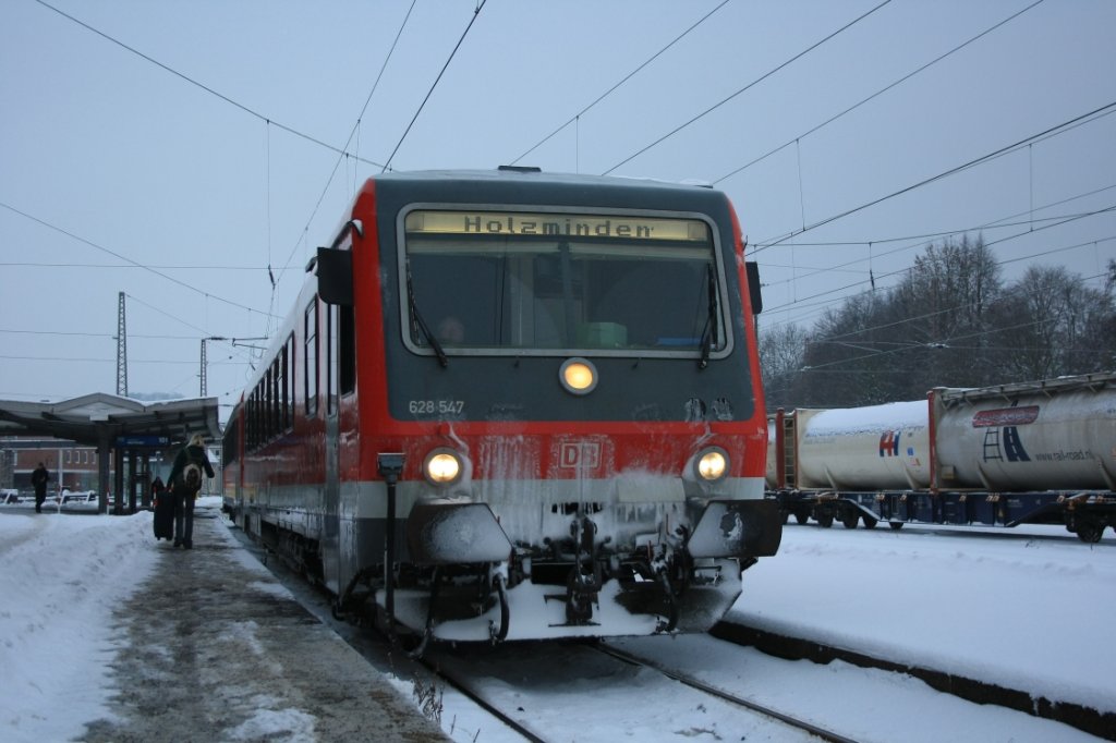 628 547 steht am 27. Dezember als Regionalbahn nach Holzminden im Bahnhof Kreiensen.